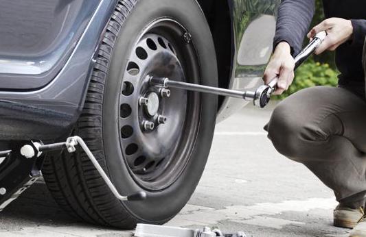 У вас на автомобиле&nbsp;спустило колесо- приедем и заменим!